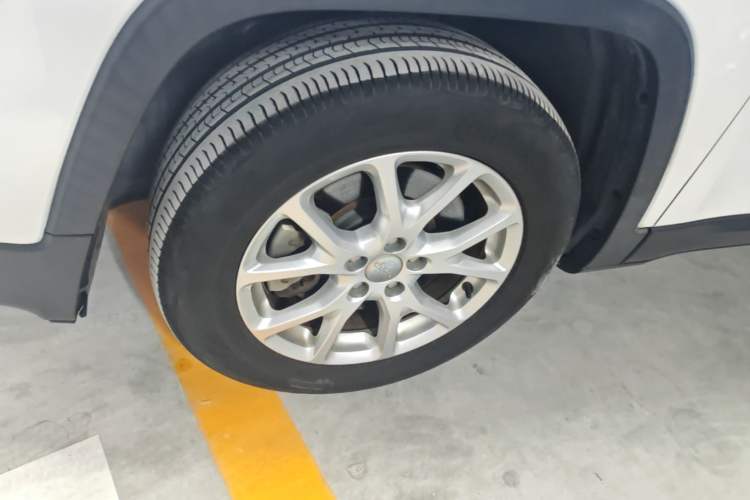 Used Jeep Cherokee 2017 2.0L Superior Edition Left Front Wheel Hub