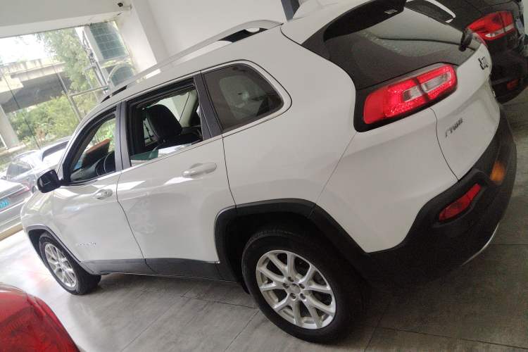 Used Jeep Cherokee 2017 2.0L Superior Edition Left Side