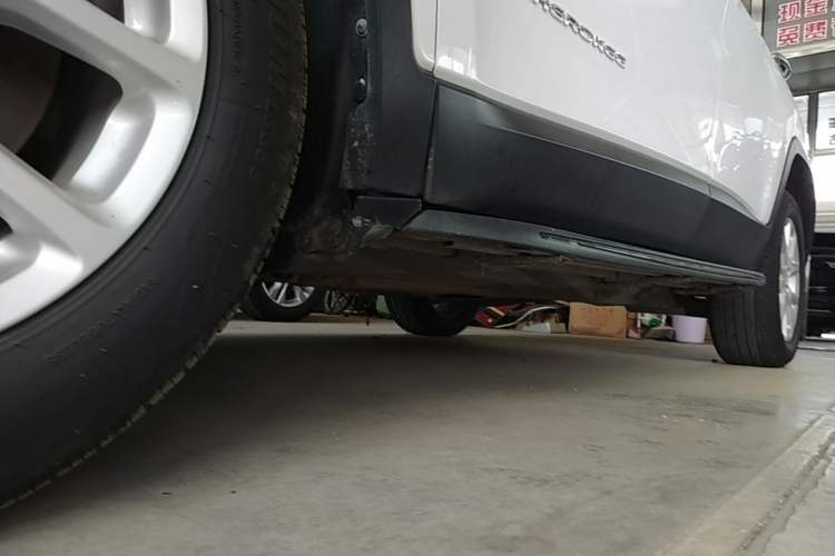 Used Jeep Cherokee 2017 2.0L Superior Edition Left Side Sill