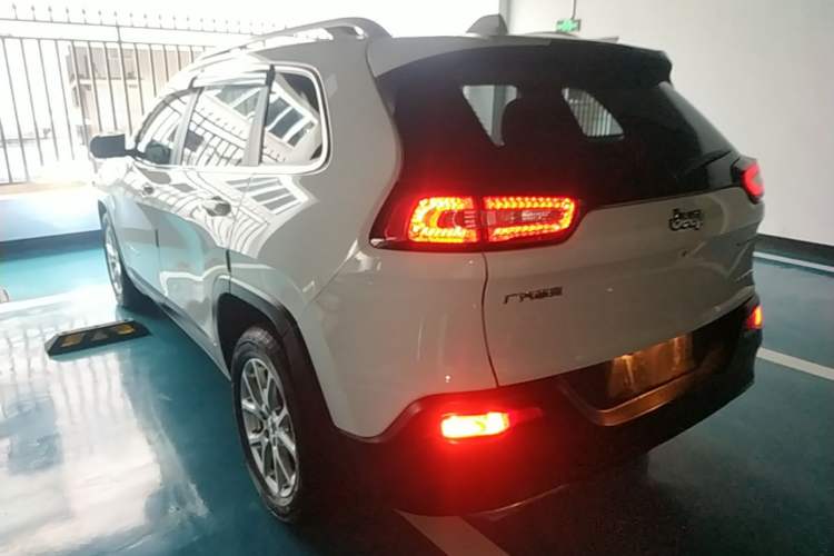 Used Jeep Cherokee 2017 2.4L Leading Edition Rear Left 45 Deg