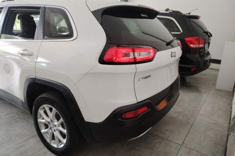 Used Jeep Cherokee 2017 2.0L Superior Edition Rear
