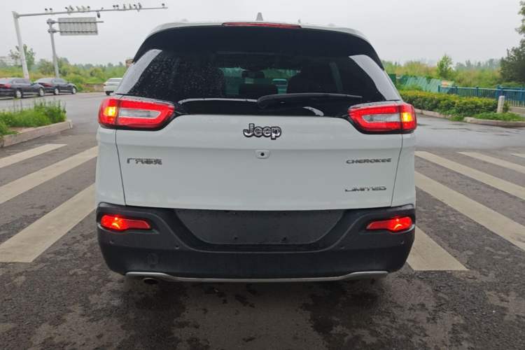 Used Jeep Cherokee 2017 2.0L Superior Edition Rear