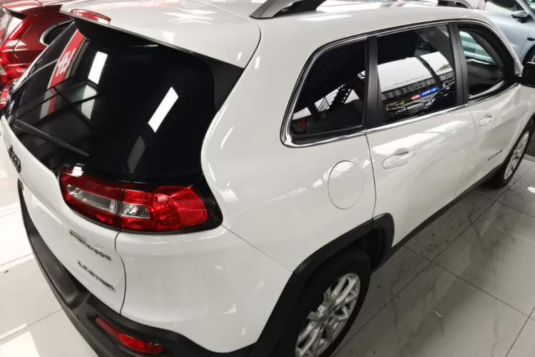 Used Jeep Cherokee 2017 2.0L Superior Edition Rear Right 45 Deg