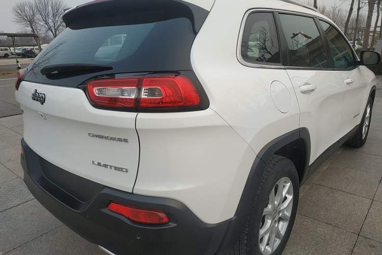 Used Jeep Cherokee 2017 2.0L Superior Edition Rear Right 45 Deg