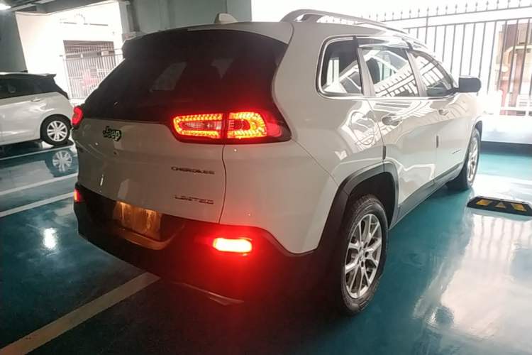 Used Jeep Cherokee 2017 2.4L Leading Edition Rear Right 45 Deg