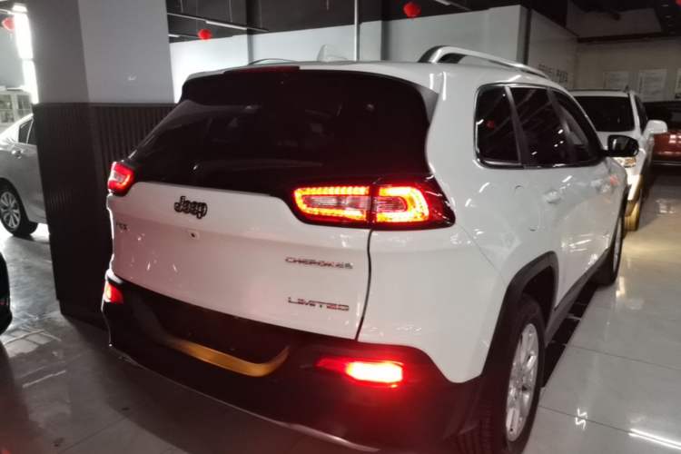 Used Jeep Cherokee 2017 2.0L Superior Edition Rear Right 45 Deg