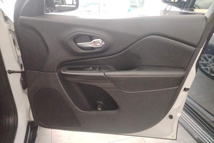 Used Jeep Cherokee 2017 2.0L Superior Edition Right Front Door Interior