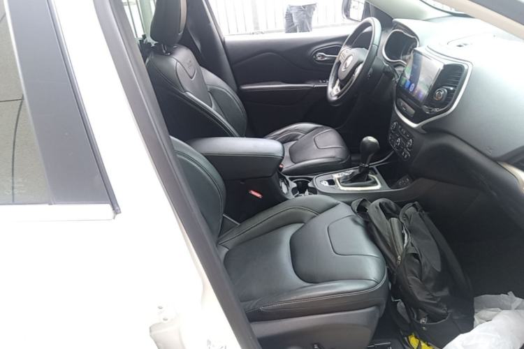Used Jeep Cherokee 2017 2.0L Superior Edition Right Front Seat