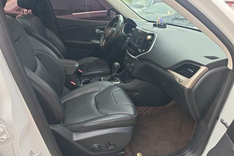 Used Jeep Cherokee 2017 2.0L Superior Edition Right Front Seat