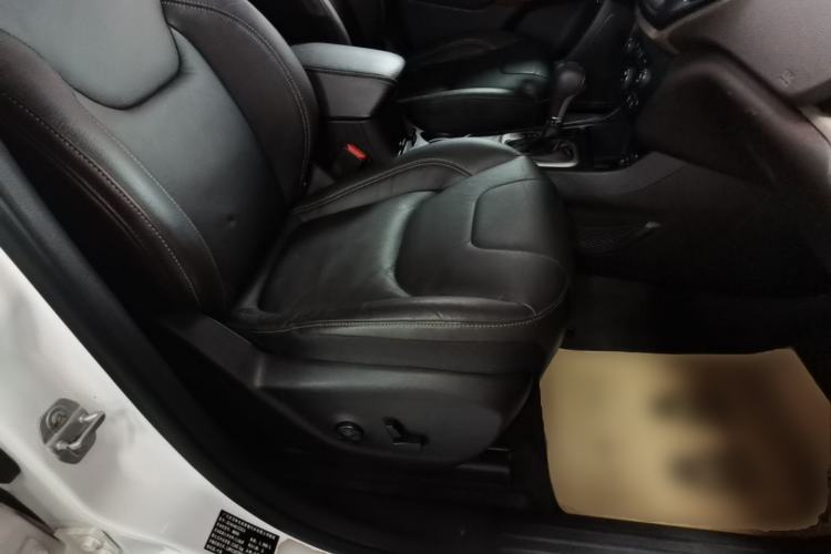 Used Jeep Cherokee 2017 2.0L Superior Edition Right Front Seat