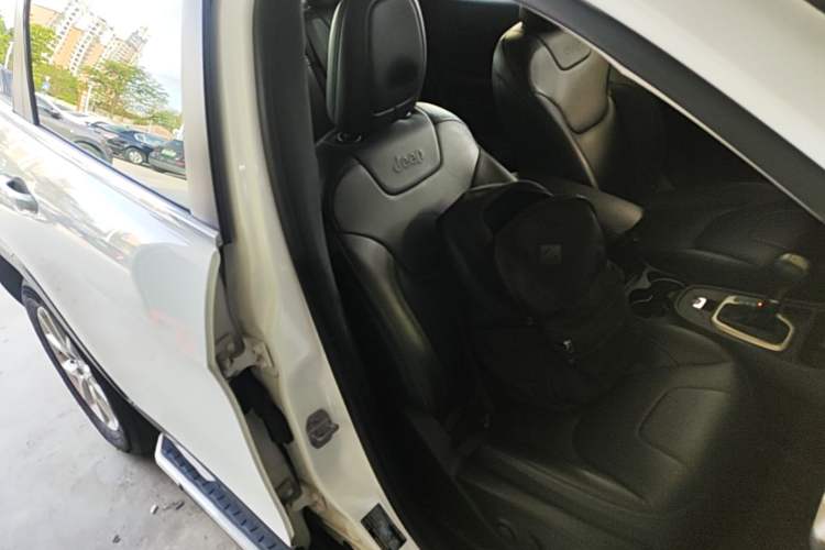 Used Jeep Cherokee 2017 2.4L Leading Smart Edition Right Front Seat