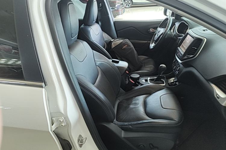 Used Jeep Cherokee 2017 2.4L Leading Smart Edition Right Front Seat