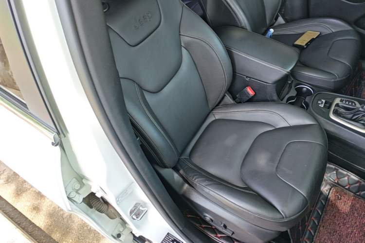 Used Jeep Cherokee 2017 2.0L Superior Edition Right Front Seat
