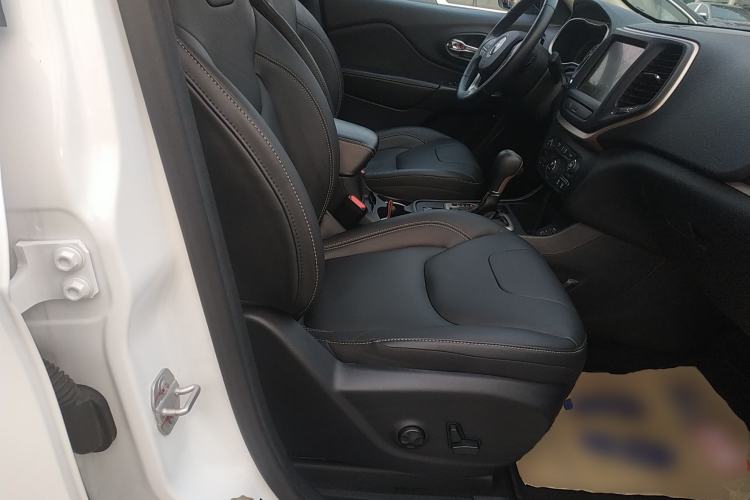 Used Jeep Cherokee 2017 2.0L Superior Edition Right Front Seat