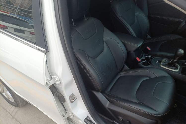 Used Jeep Cherokee 2017 2.4L Professional Smart Edition Right Front Seat