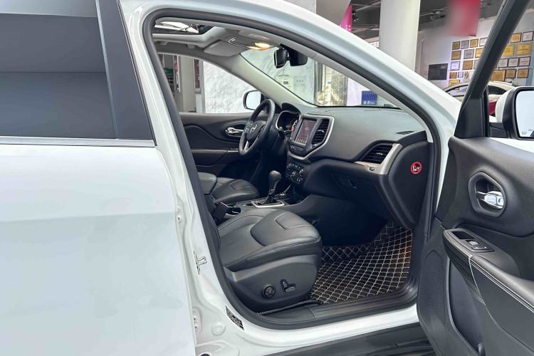 Used Jeep Cherokee 2017 2.4L Superior Edition Right Front Seat