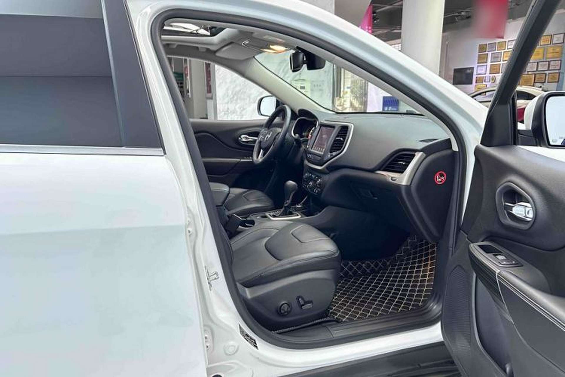 Used Jeep Cherokee 2017 2.4L Superior Edition Right Front Seat