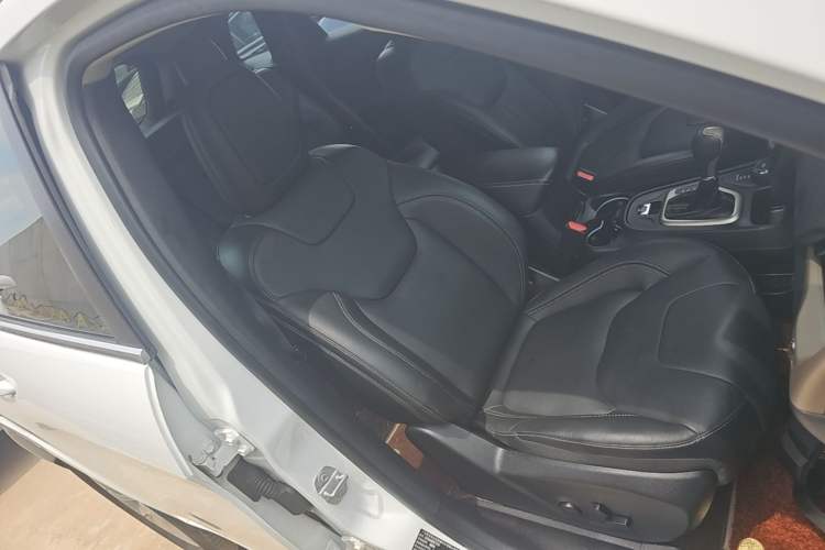 Used Jeep Cherokee 2017 2.4L Excellence Edition Right Front Seat