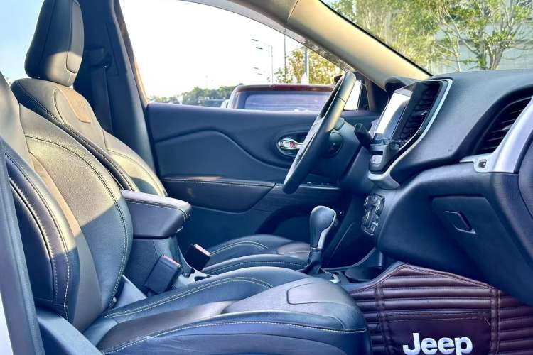 Used Jeep Cherokee 2017 2.4L Leading Edition Right Front Seat