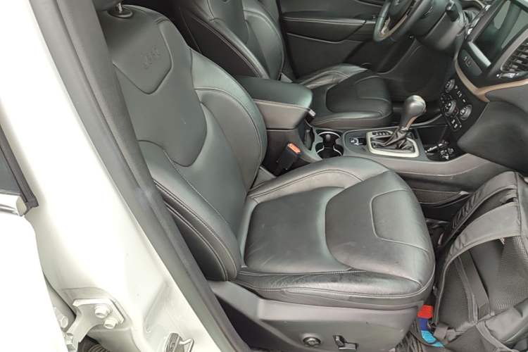 Used Jeep Cherokee 2017 2.0L Superior Edition Right Front Seat