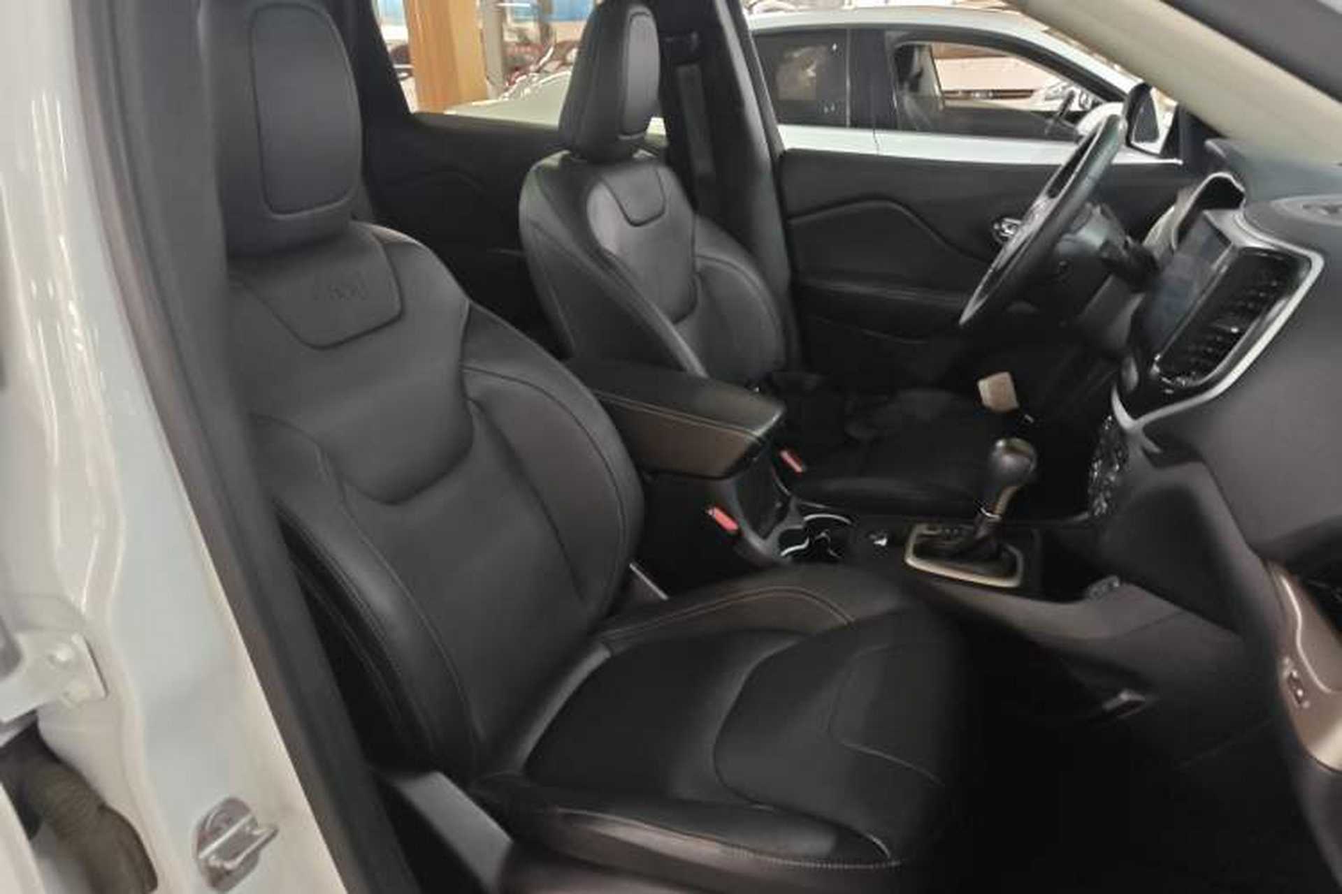 Used Jeep Cherokee 2017 2.0L Superior Edition Right Front Seat