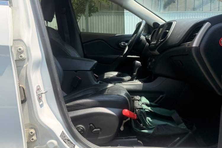 Used Jeep Cherokee 2017 2.4L Leading Smart Edition Right Front Seat