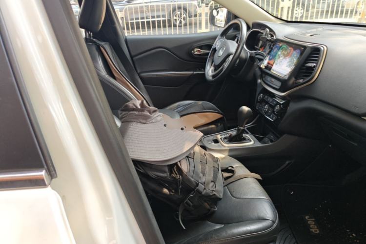 Used Jeep Cherokee 2017 2.0L Superior Edition Right Front Seat