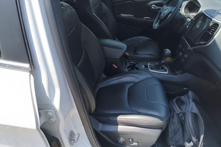 Used Jeep Cherokee 2017 2.4L Leading Edition Right Front Seat