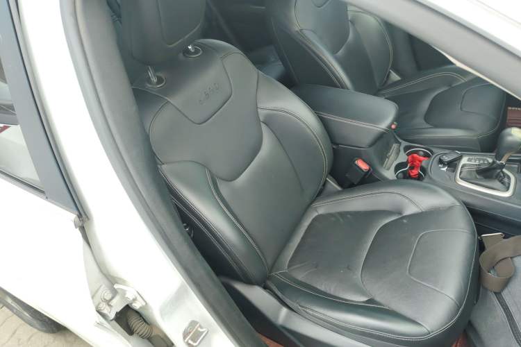 Used Jeep Cherokee 2017 2.0L Superior Edition Right Front Seat
