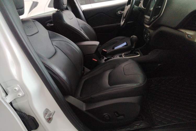 Used Jeep Cherokee 2017 2.0L Superior Edition Right Front Seat
