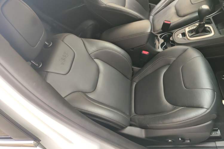 Used Jeep Cherokee 2017 2.0L Superior Edition Right Front Seat