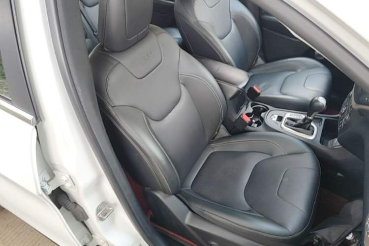 Used Jeep Cherokee 2017 2.0L Superior Edition Right Front Seat