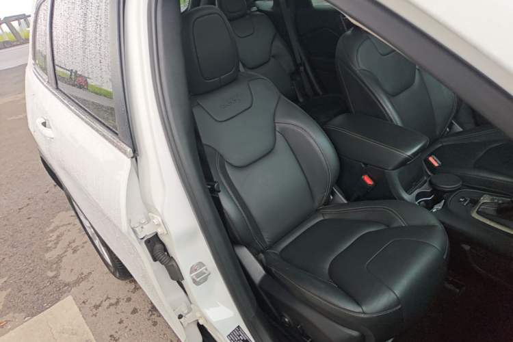 Used Jeep Cherokee 2017 2.0L Superior Edition Right Front Seat