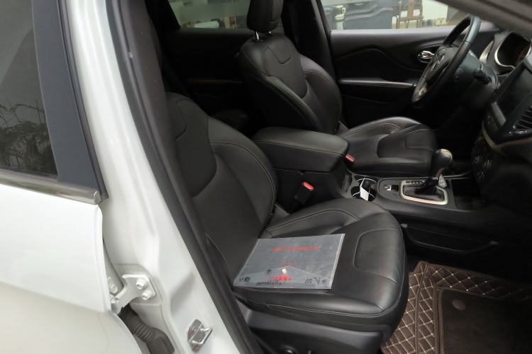 Used Jeep Cherokee 2017 2.0L Superior Edition Right Front Seat