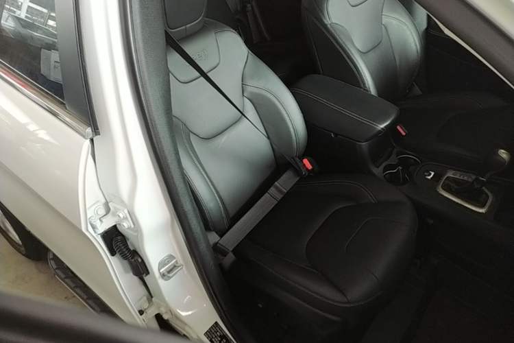 Used Jeep Cherokee 2017 2.0L Superior Edition Right Front Seat