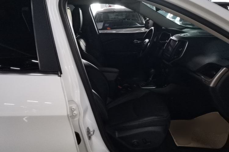 Used Jeep Cherokee 2017 2.0L Superior Edition Right Front Seat