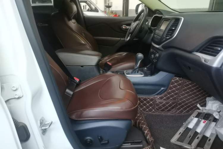 Used Jeep Cherokee 2017 2.4L Professional Edition Right Front Seat