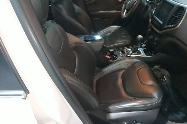 Used Jeep Cherokee 2017 2.4L Professional Smart Edition Right Front Seat