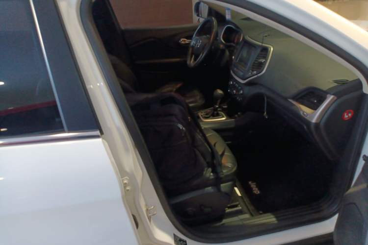 Used Jeep Cherokee 2017 2.4L Excellence Edition Right Front Seat