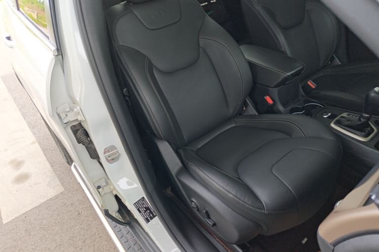 Used Jeep Cherokee 2017 2.0L Superior Edition Right Front Seat