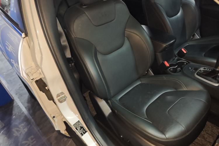 Used Jeep Cherokee 2017 2.0L Superior Edition Right Front Seat