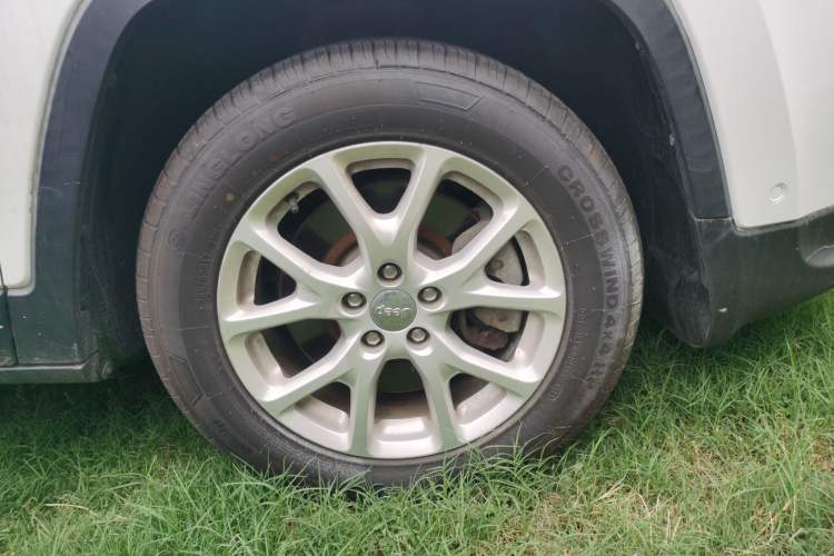 Used Jeep Cherokee 2017 2.4L Leading Edition Right Front Wheel Hub