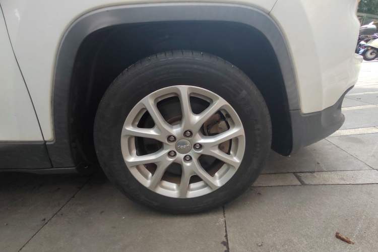 Used Jeep Cherokee 2017 2.0L Superior Edition Right Front Wheel Hub