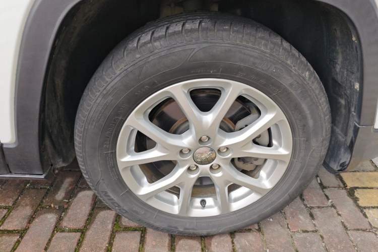 Used Jeep Cherokee 2017 2.0L Superior Edition Right Front Wheel Hub