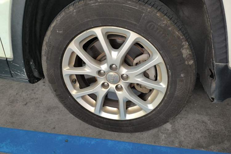 Used Jeep Cherokee 2017 2.4L Leading Smart Edition Right Front Wheel Hub