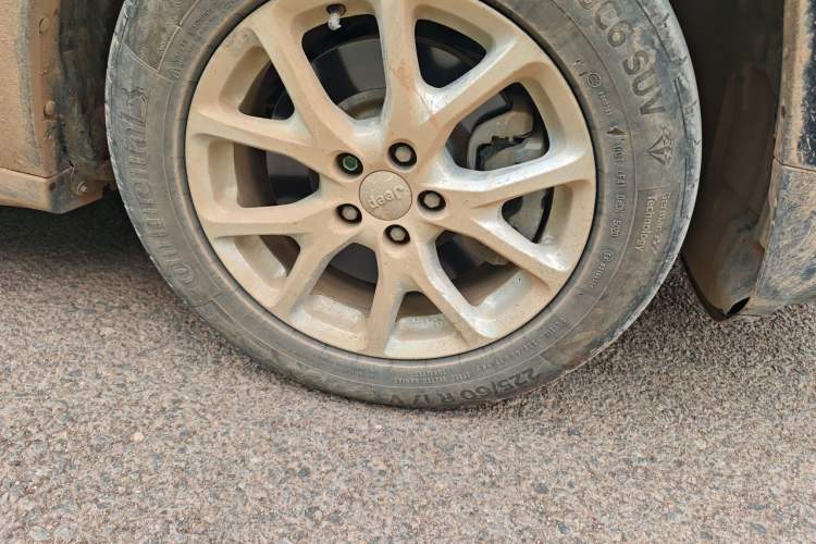Used Jeep Cherokee 2017 2.0L Superior Edition Right Front Wheel Hub