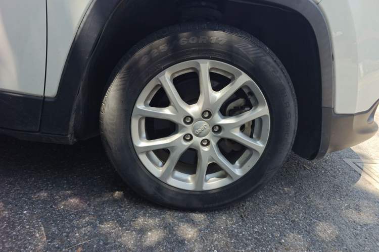 Used Jeep Cherokee 2017 2.0L Superior Edition Right Front Wheel Hub