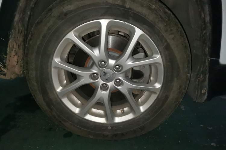 Used Jeep Cherokee 2017 2.0L Superior Edition Right Front Wheel Hub