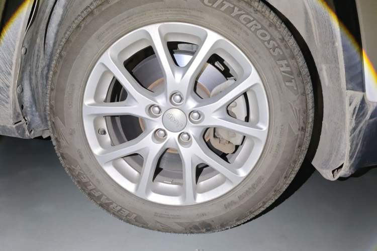 Used Jeep Cherokee 2017 2.0L Superior Edition Right Front Wheel Hub