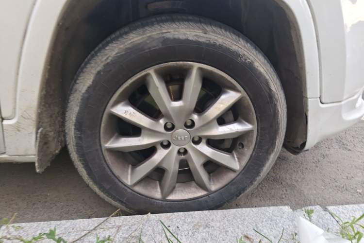 Used Jeep Cherokee 2017 2.4L Professional Smart Edition Right Front Wheel Hub